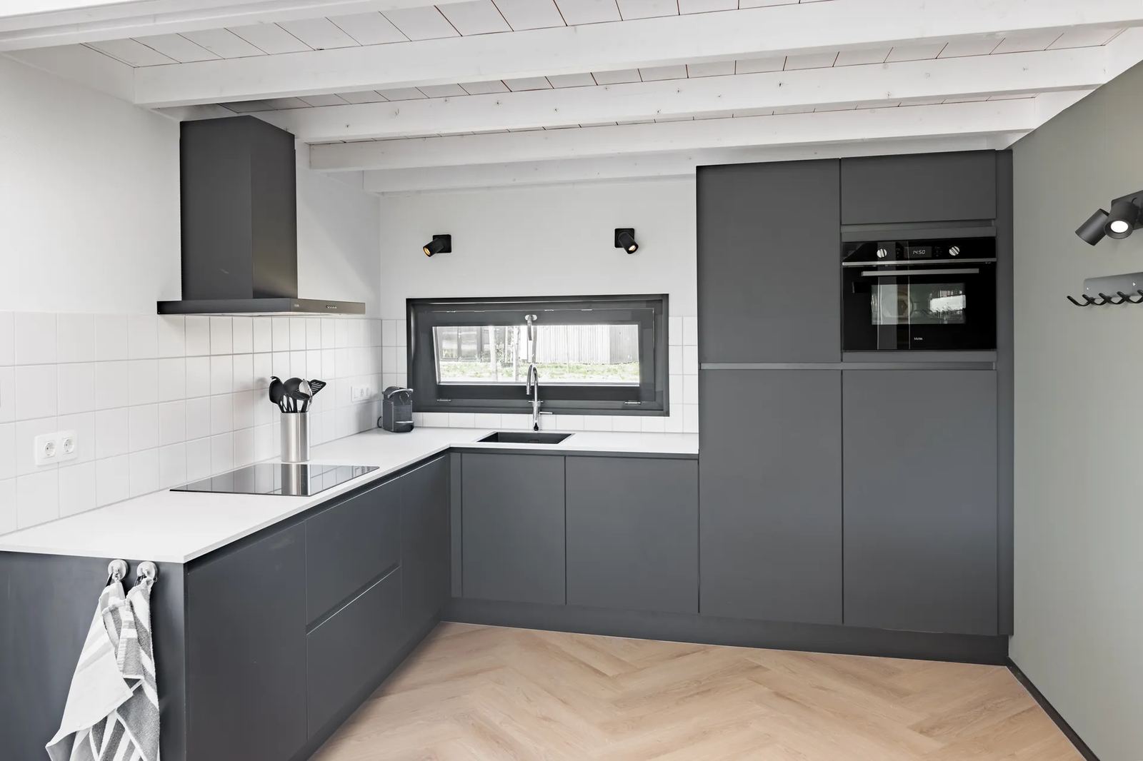 Open keuken met inbouwapparatuur