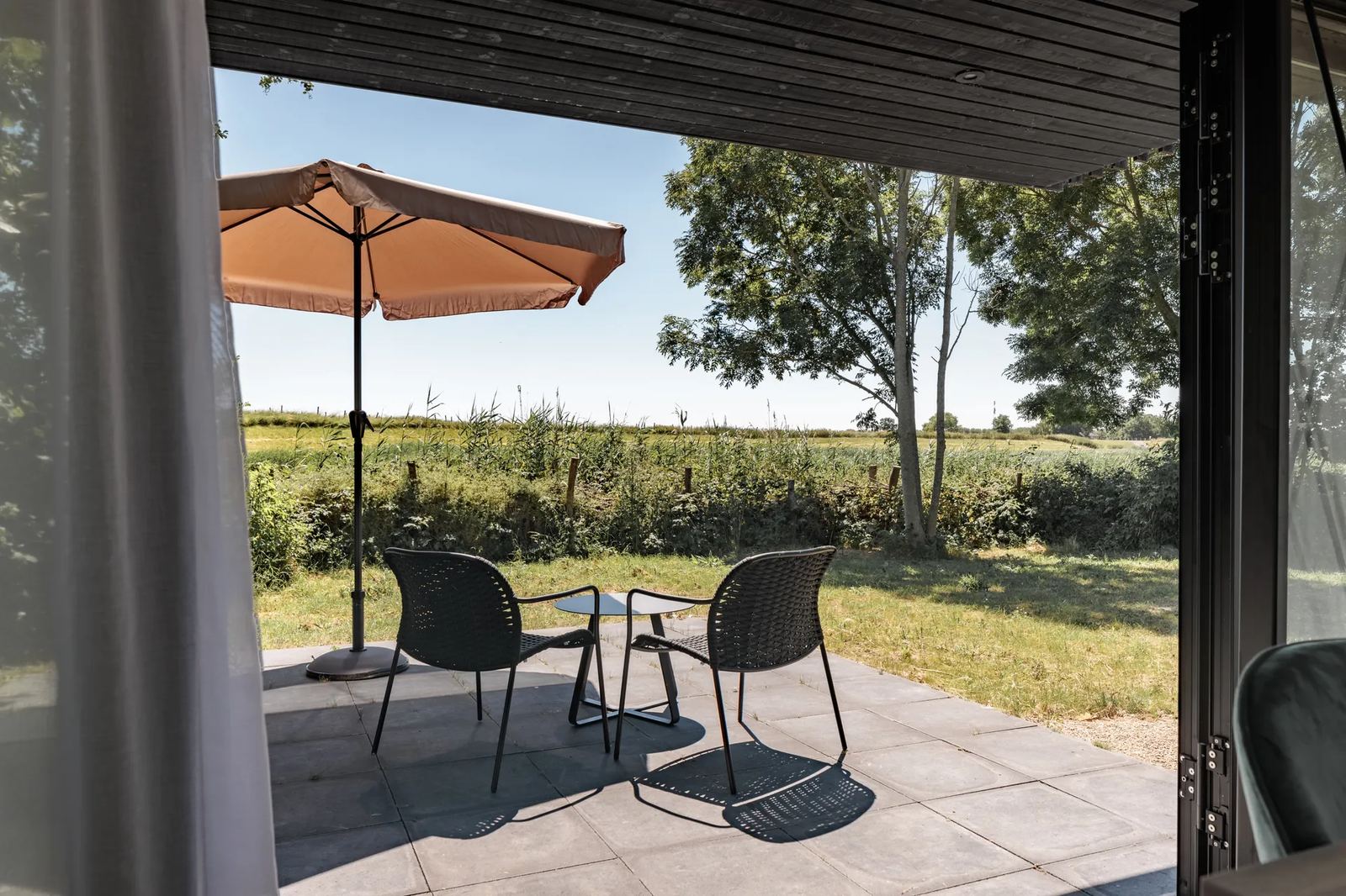 Overdekt terras met zitje